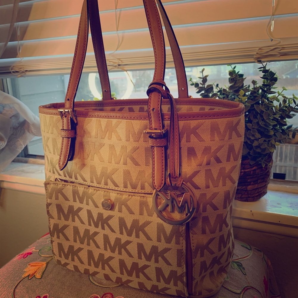 Lightly Used Michael Kors shoulder purse.